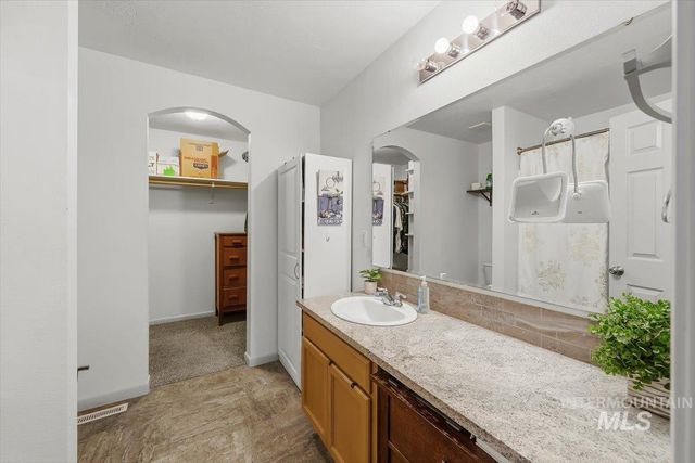 233 W Lava Falls Dr, Meridian, ID 83646