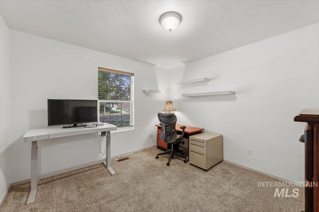 233 W Lava Falls Dr, Meridian, ID 83646