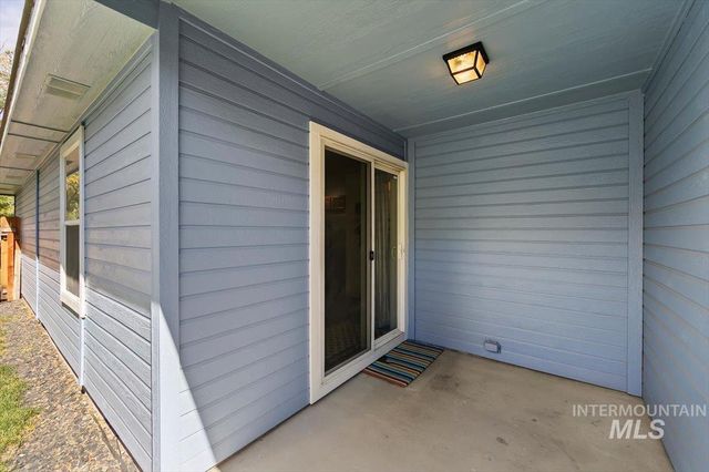 233 W Lava Falls Dr, Meridian, ID 83646