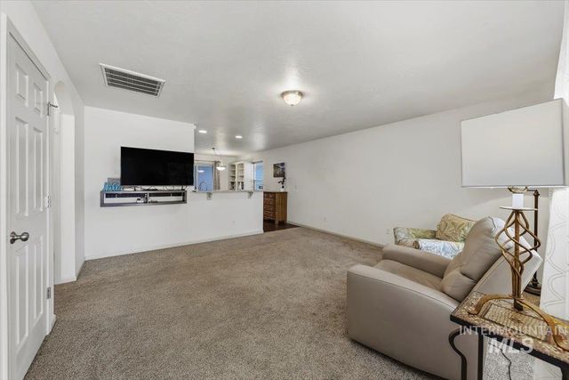 233 W Lava Falls Dr, Meridian, ID 83646