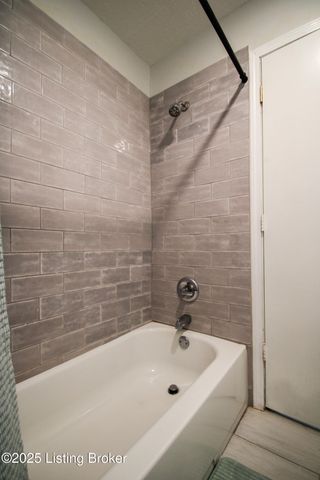 2300 Dundee Rd APT 2, Louisville, KY 40205