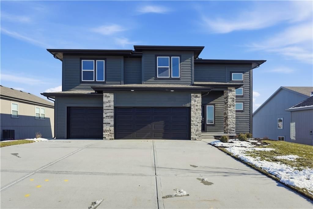 409 Woodview Drive, Raymore, MO 64083