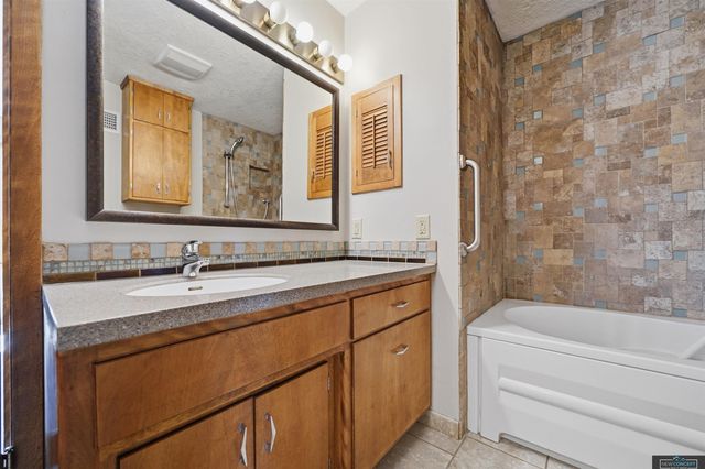 7803 Northshore Drive, Lincoln, NE 68516