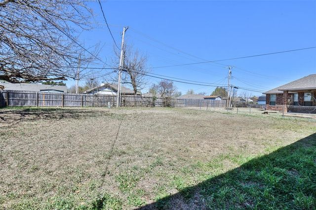 939 NW 5th Street, Moore, OK 73160
