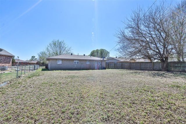 939 NW 5th Street, Moore, OK 73160