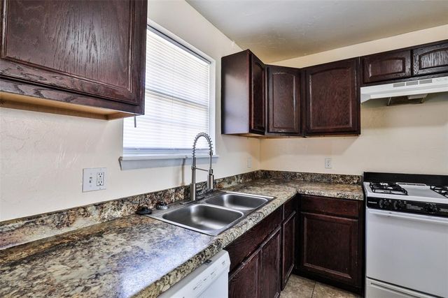 939 NW 5th Street, Moore, OK 73160