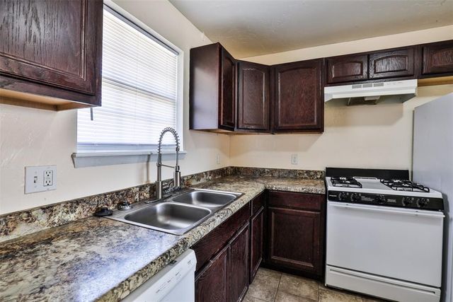 939 NW 5th Street, Moore, OK 73160