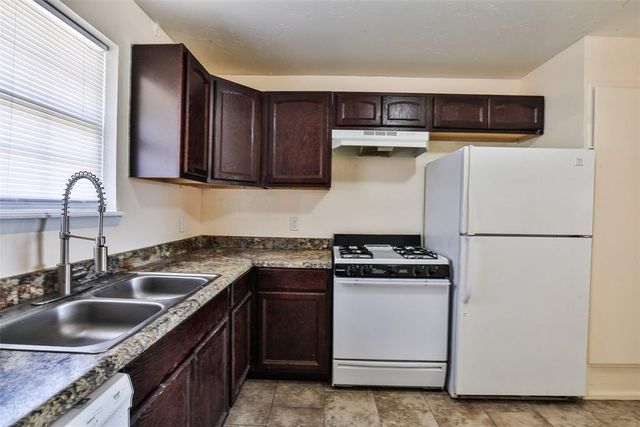 939 NW 5th Street, Moore, OK 73160
