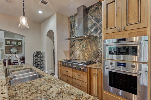 102 Sunridge Court, Montgomery, TX 77316