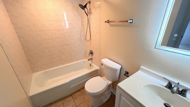 521 73rd Street 105, Downers Grove, IL 60516