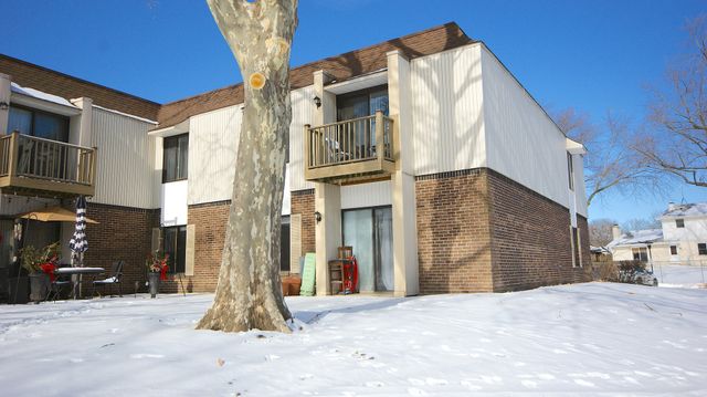 521 73rd Street 105, Downers Grove, IL 60516