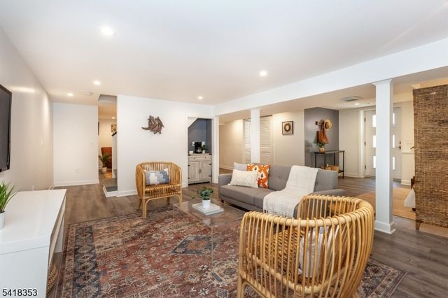 81 Burnett Ave, Maplewood Twp., NJ 07040
