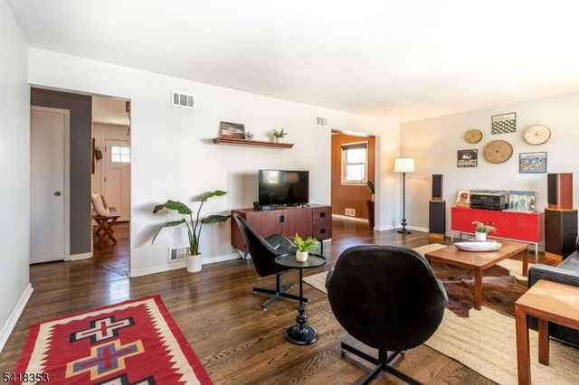 81 Burnett Ave, Maplewood Twp., NJ 07040
