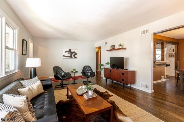 81 Burnett Ave, Maplewood Twp., NJ 07040