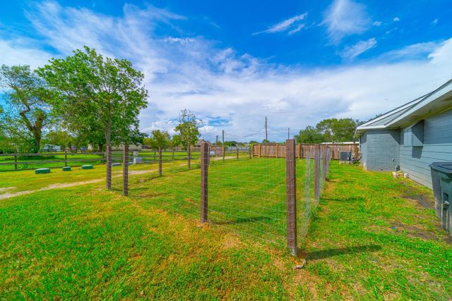 479 County Road 296d, Alvin, TX 77511
