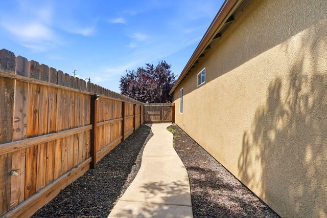 3026 Winslow Street, Visalia, CA 93291
