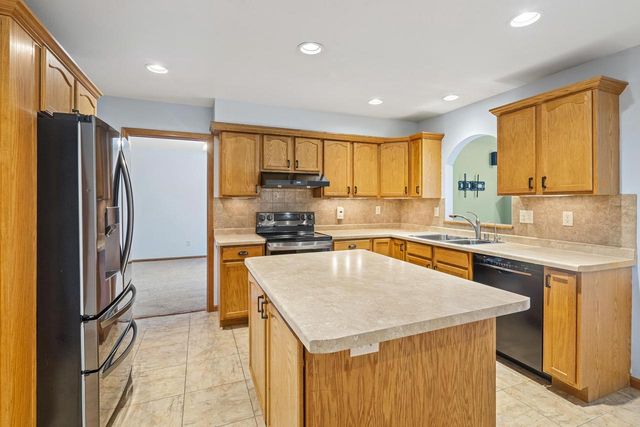 1325 S WESTHAVEN DRIVE, Oshkosh, WI 54904