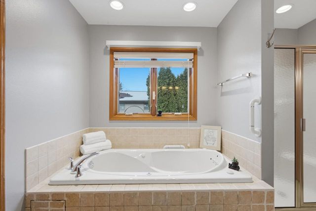 1325 S WESTHAVEN DRIVE, Oshkosh, WI 54904