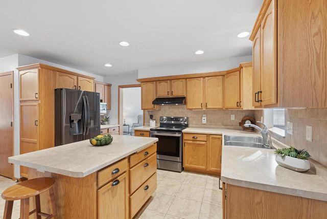 1325 S WESTHAVEN DRIVE, Oshkosh, WI 54904