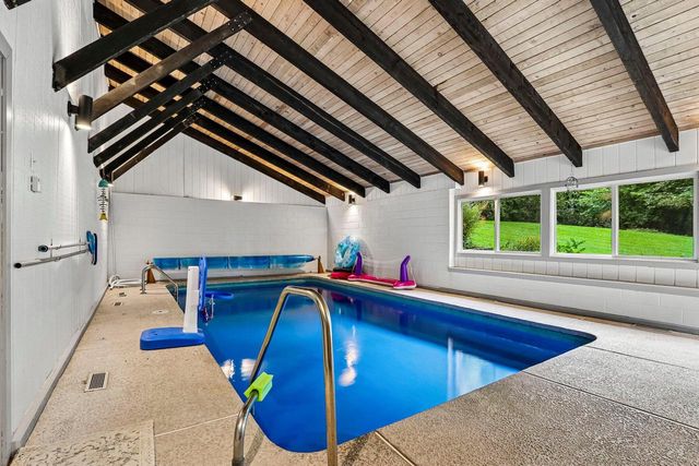 W333S221 Glen Oaks DRIVE, Delafield, WI 53018