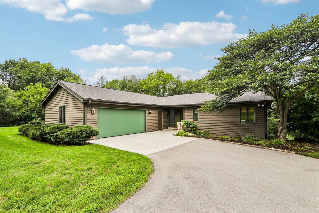 W333S221 Glen Oaks DRIVE, Delafield, WI 53018