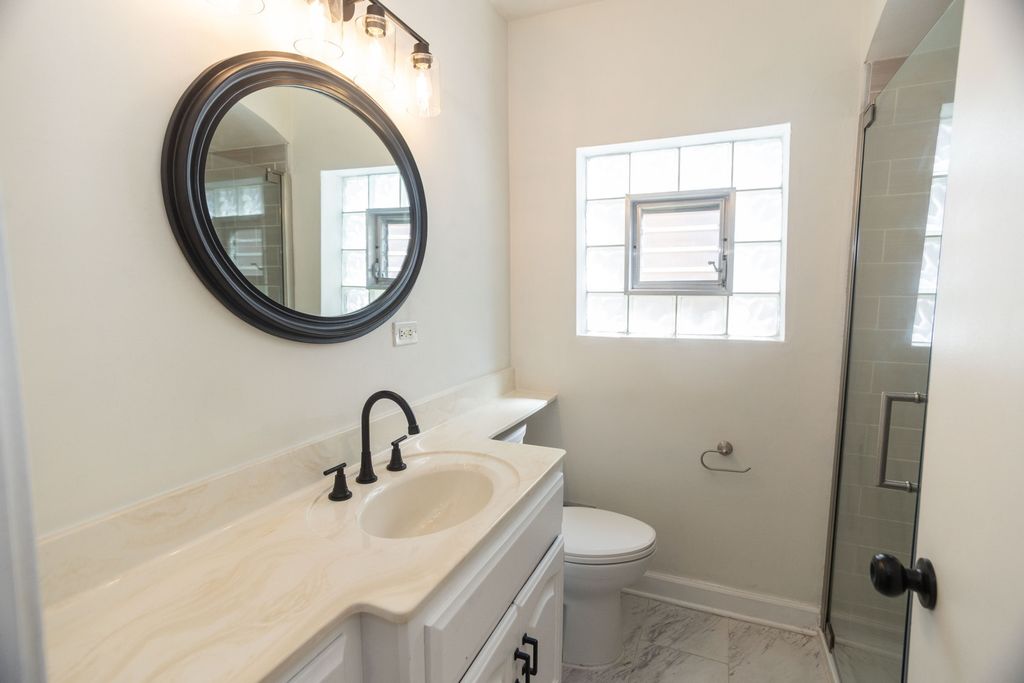 Image 11 of property listing at 3924 N Oconto Avenue, Chicago, IL 60634