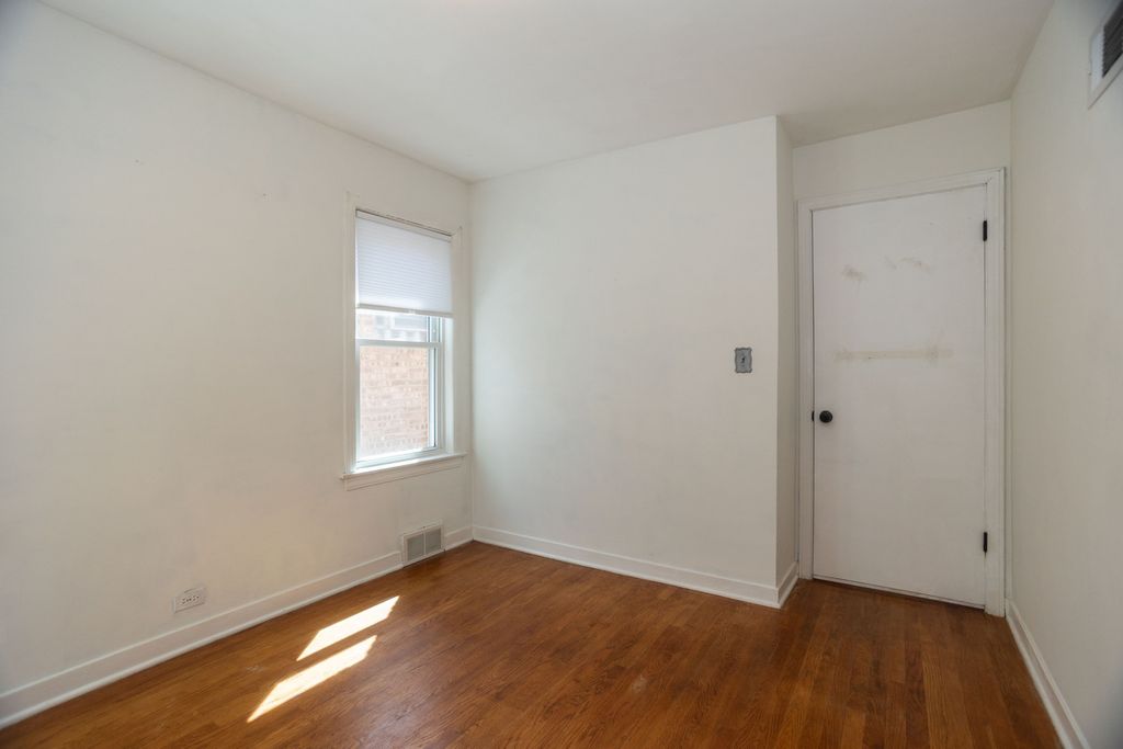 Image 14 of property listing at 3924 N Oconto Avenue, Chicago, IL 60634