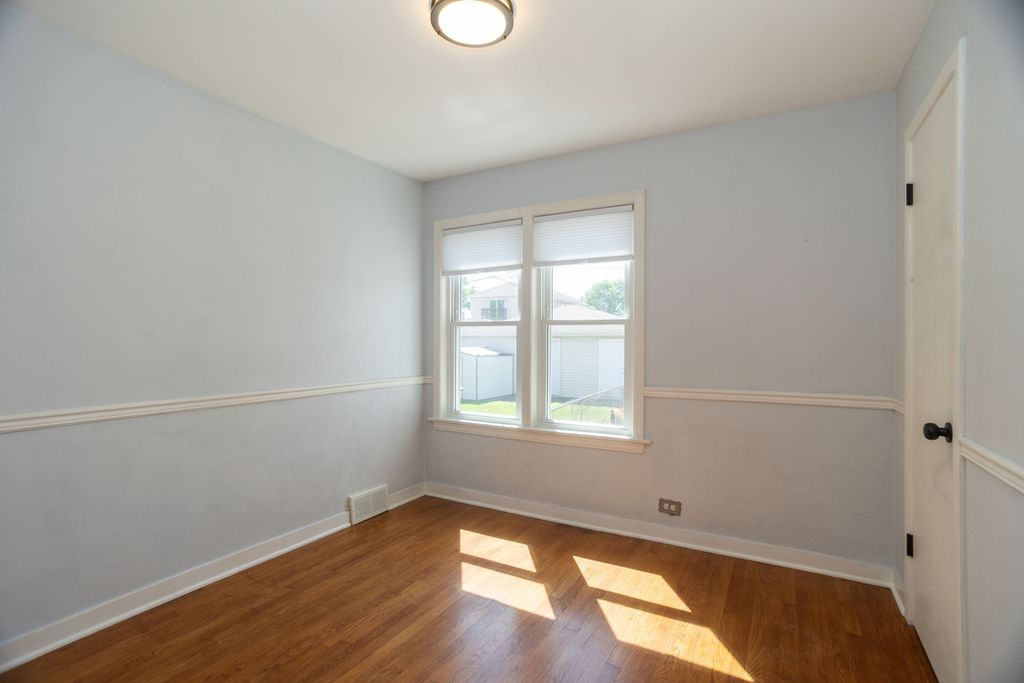 Image 16 of property listing at 3924 N Oconto Avenue, Chicago, IL 60634