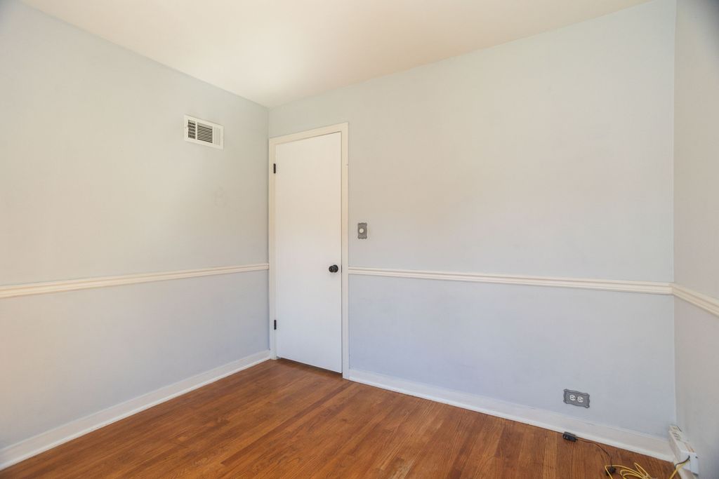 Image 17 of property listing at 3924 N Oconto Avenue, Chicago, IL 60634