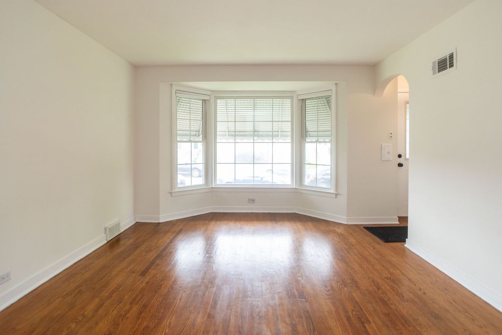 Image 3 of property listing at 3924 N Oconto Avenue, Chicago, IL 60634