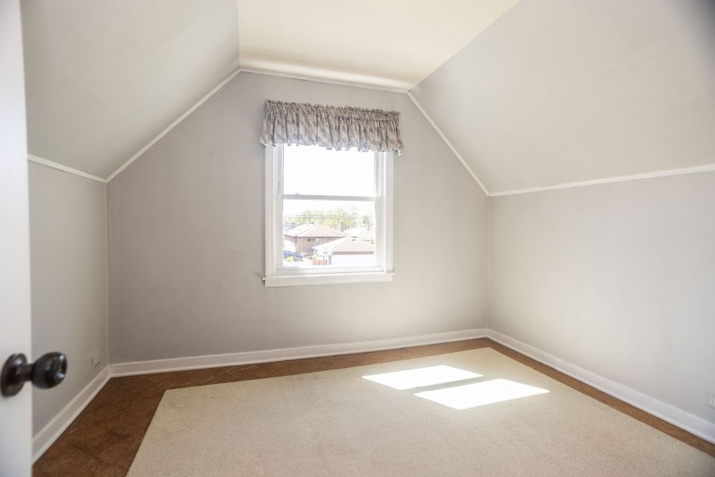 Image 21 of property listing at 3924 N Oconto Avenue, Chicago, IL 60634