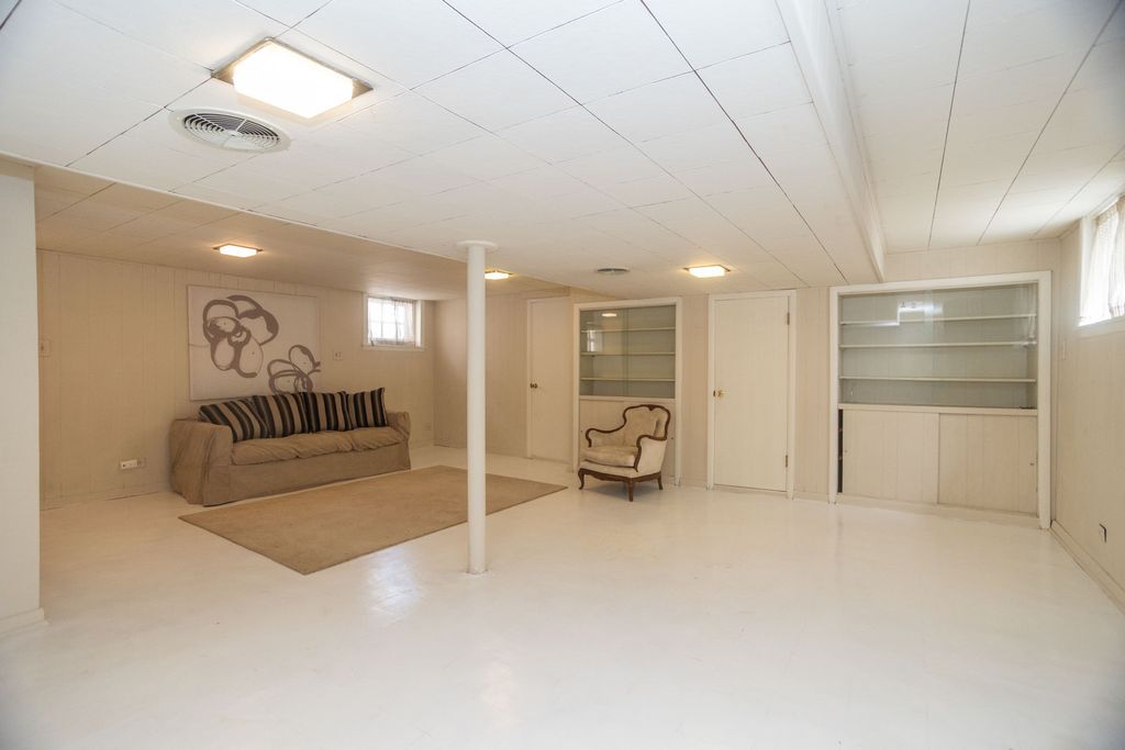 Image 27 of property listing at 3924 N Oconto Avenue, Chicago, IL 60634