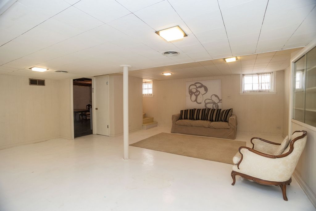 Image 28 of property listing at 3924 N Oconto Avenue, Chicago, IL 60634