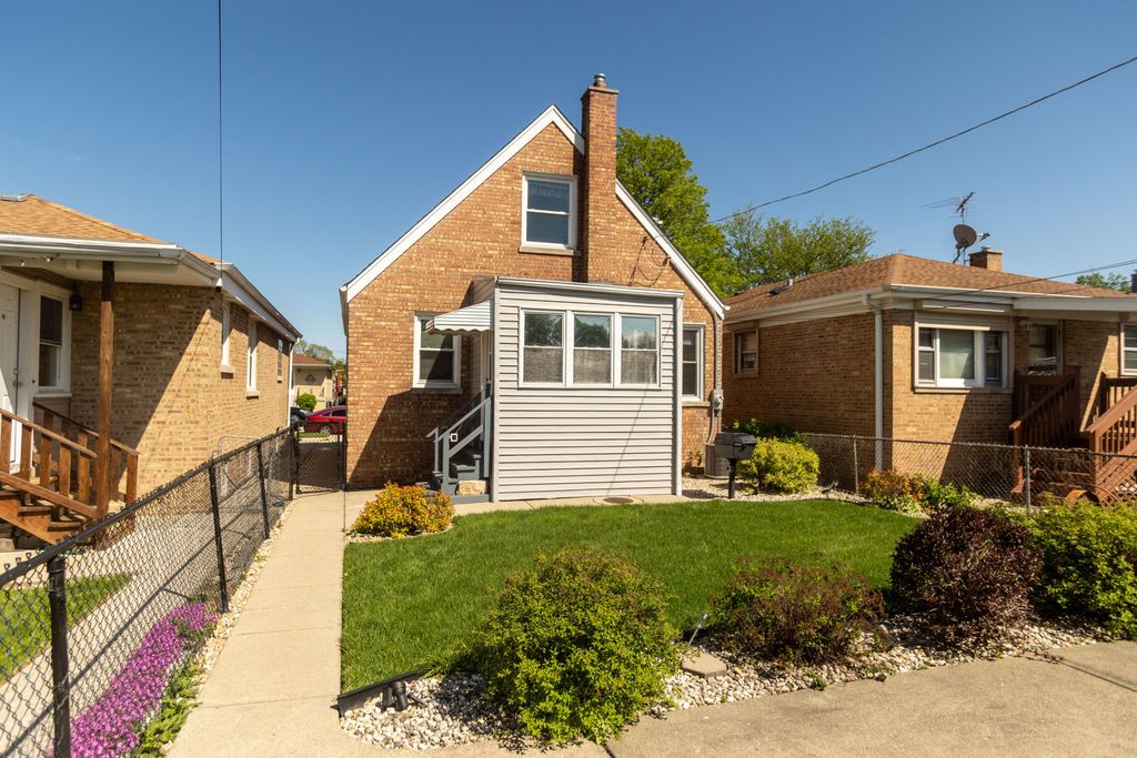 Image 32 of property listing at 3924 N Oconto Avenue, Chicago, IL 60634