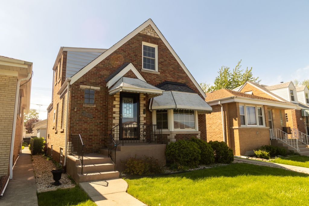 Image 34 of property listing at 3924 N Oconto Avenue, Chicago, IL 60634