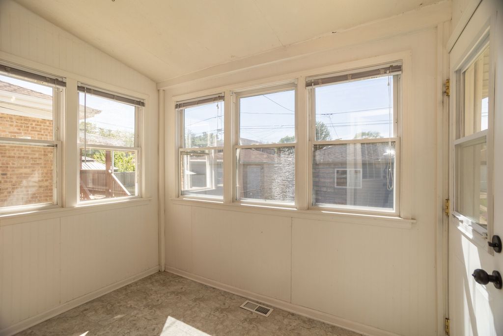 Image 10 of property listing at 3924 N Oconto Avenue, Chicago, IL 60634