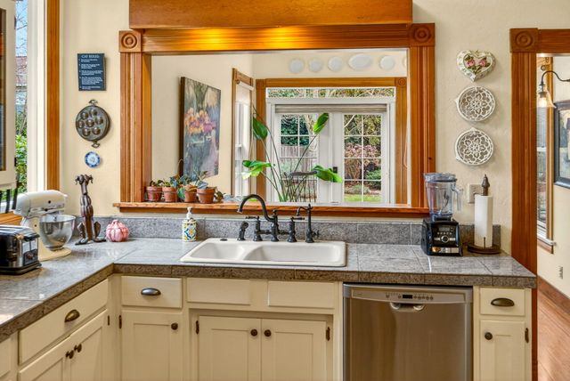 156 8th Street, Ashland, OR 97520