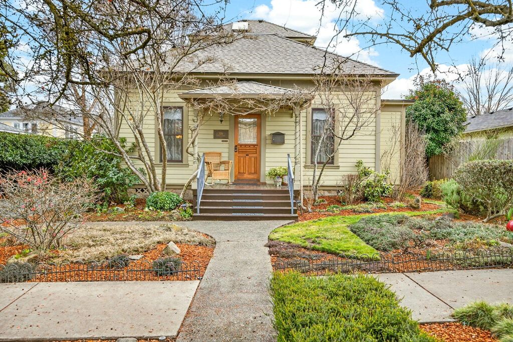 156 8th Street, Ashland, OR 97520