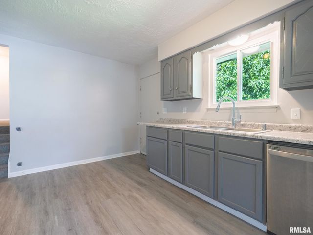 3808 N WALROUND Lane, Peoria, IL 61615