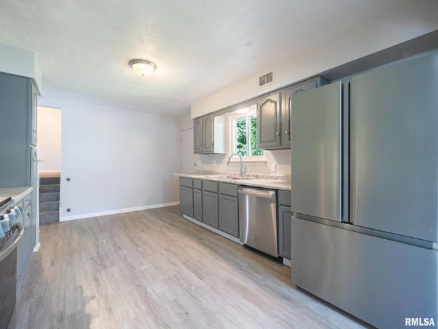 3808 N WALROUND Lane, Peoria, IL 61615