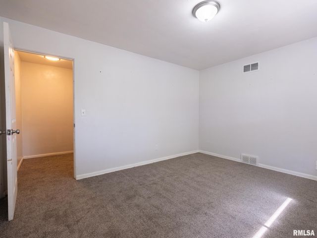 3808 N WALROUND Lane, Peoria, IL 61615