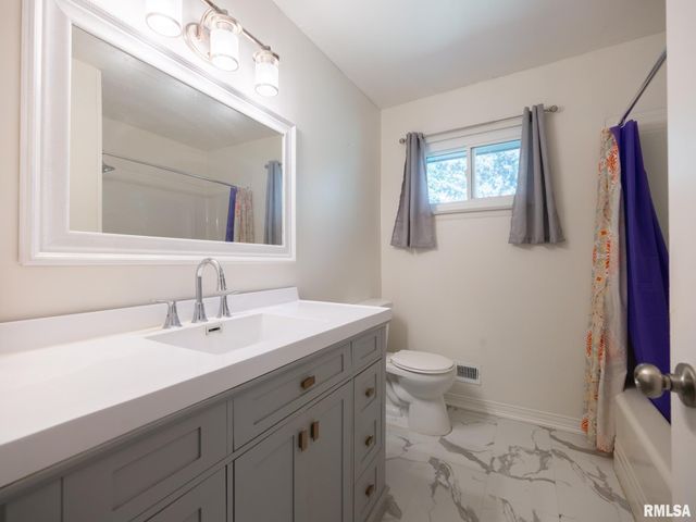 3808 N WALROUND Lane, Peoria, IL 61615