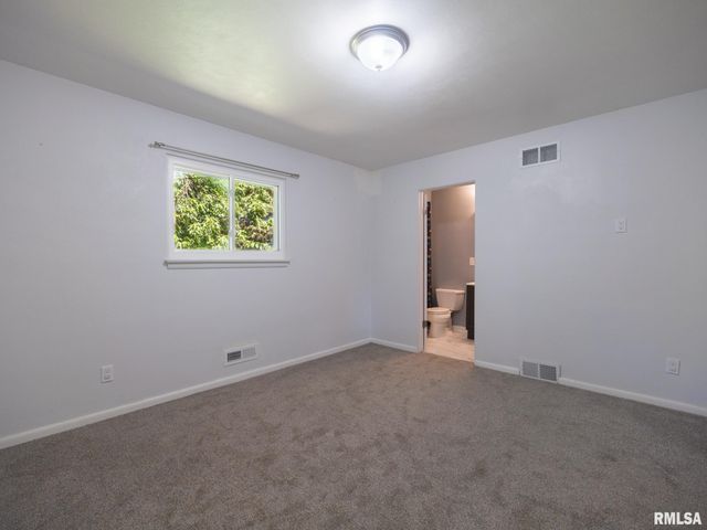 3808 N WALROUND Lane, Peoria, IL 61615