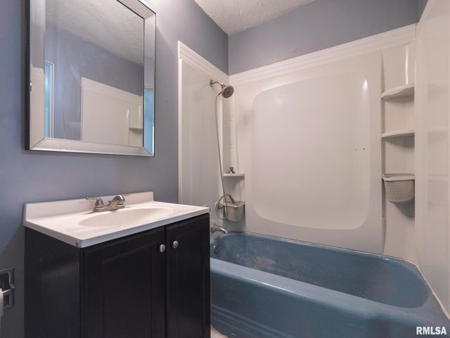 3808 N WALROUND Lane, Peoria, IL 61615