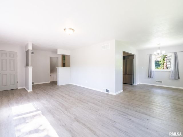 3808 N WALROUND Lane, Peoria, IL 61615