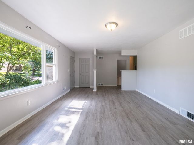 3808 N WALROUND Lane, Peoria, IL 61615