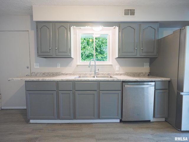 3808 N WALROUND Lane, Peoria, IL 61615
