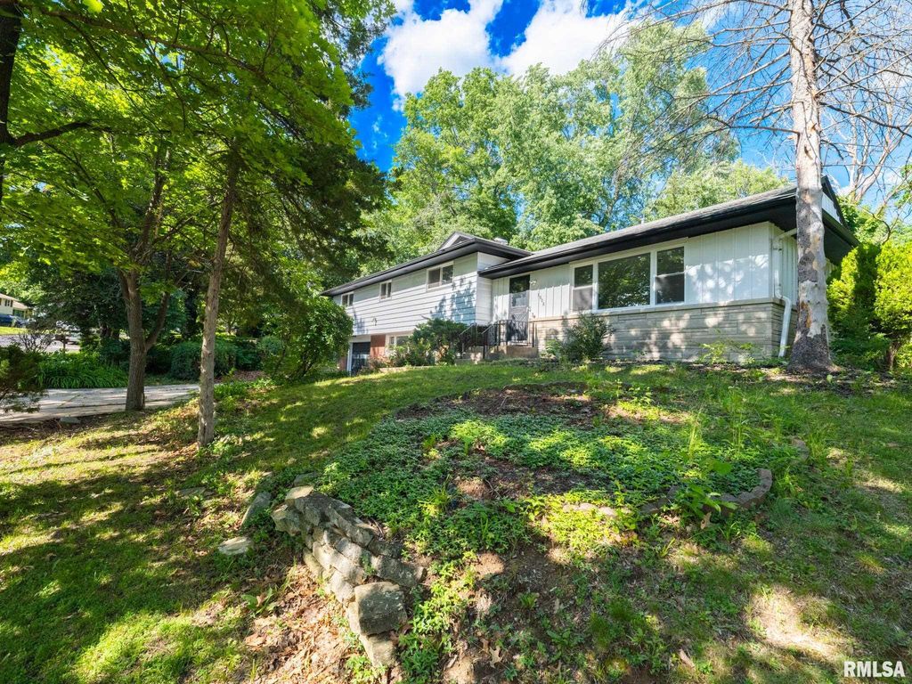 3808 N WALROUND Lane, Peoria, IL 61615