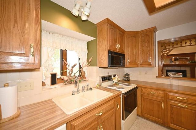 22745 S king Road, Weston, MO 64098