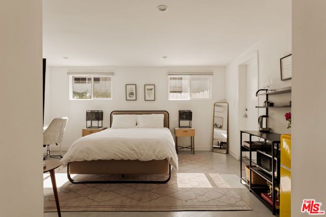 6448 Peach Avenue, Van Nuys (los Angeles), CA 91406